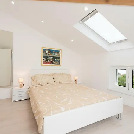 Willa Lorenzo Lovran